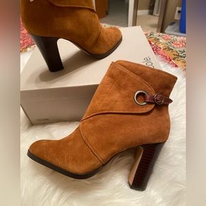 👢NICOLE Quinn, Honey Suede Heeled Booties👢 Size 8.5 NIB